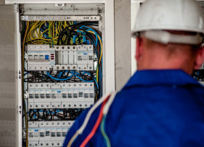 Inštalacije električnih napeljav in naprav. Montaže strelovodov. Inštalacije telekomunikacij. Inštalacije tehničnega varovanja. Inštalacije konferenčnih sistemov.