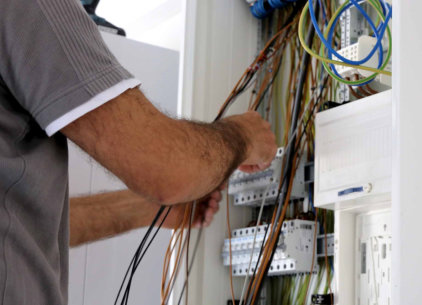Inštalacije električnih napeljav in naprav. Montaže strelovodov. Inštalacije telekomunikacij. Inštalacije tehničnega varovanja. Inštalacije konferenčnih sistemov.